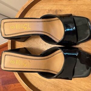 Rouge black patent triangle heel sandal